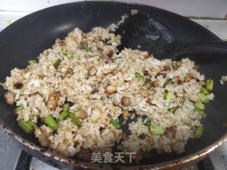 五花肉丁蒜薹炒饭的做法步骤：4