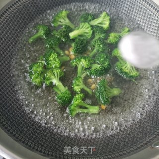 西兰花鸡蛋沙拉的做法步骤：6