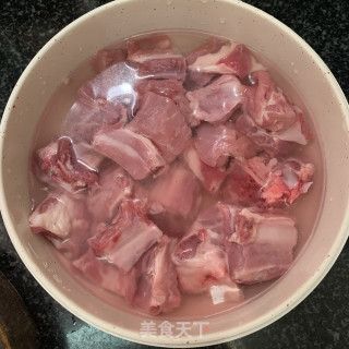 胡萝卜玉米烧排骨的做法步骤：2