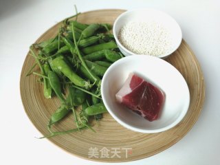 饭菜一锅端，色泽油亮～豌豆咸肉糯米饭的做法步骤：1