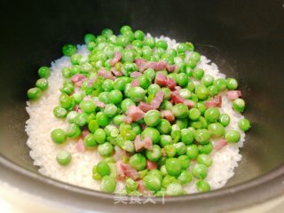 饭菜一锅端，色泽油亮～豌豆咸肉糯米饭的做法步骤：5