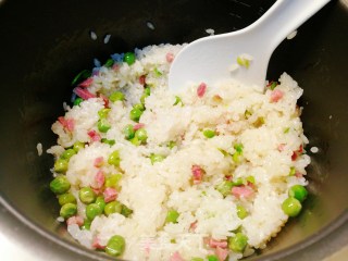 饭菜一锅端，色泽油亮～豌豆咸肉糯米饭的做法步骤：6