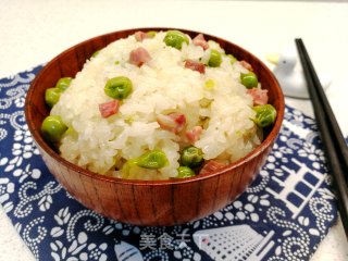 饭菜一锅端，色泽油亮～豌豆咸肉糯米饭的做法步骤：7
