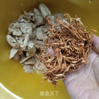 竹荪虫草花玉米炖鸽子的做法步骤：9