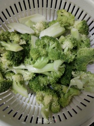 牛筋丸炒西兰花的做法步骤：2