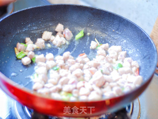 豌豆肉丁的做法步骤：2