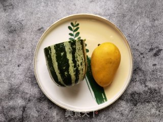 蓝莓芒果甜瓜酸奶杯的做法步骤：1