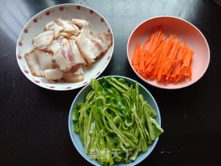 青椒炒腊肉的做法步骤：1