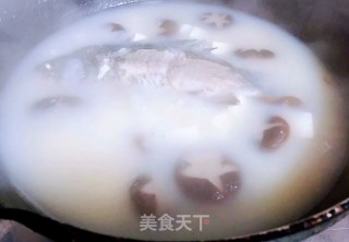 香菇鲫鱼豆腐汤#懒人快手餐#的做法步骤：9