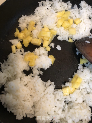 凤梨炒饭的做法步骤：3