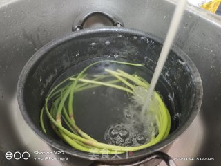平底不粘锅_蒜薹煎蛋的做法步骤：1