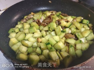 五花肉炒黄瓜丁的做法步骤：3