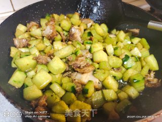 五花肉炒黄瓜丁的做法步骤：6