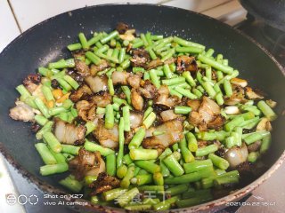 五花肉炒豆角白菜的做法步骤：3