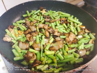 五花肉炒豆角白菜的做法步骤：4