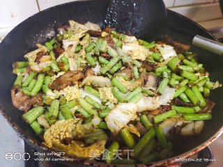 五花肉炒豆角白菜的做法步骤：6