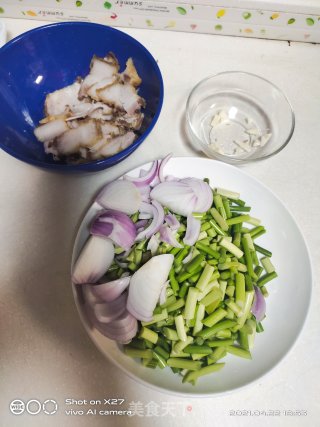 五花肉洋葱炒蒜薹的做法步骤：1