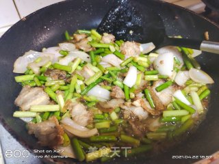 五花肉洋葱炒蒜薹的做法步骤：6