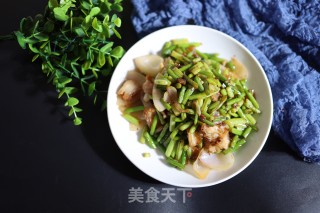 五花肉洋葱炒蒜薹的做法步骤：7