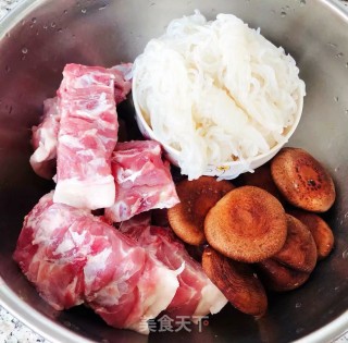 香菇魔芋炖排骨的做法步骤：1