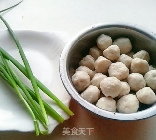 黄花菜鱼丸汤的做法步骤：1