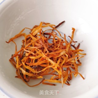 黄花菜鱼丸汤的做法步骤：2