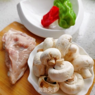 蘑菇炒肉的做法步骤：1