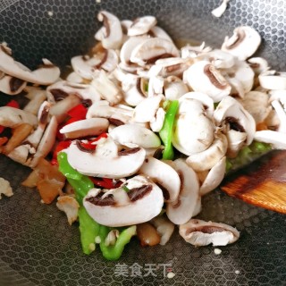 蘑菇炒肉的做法步骤：6