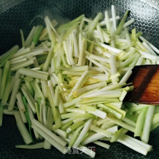 韭黄炒鸡蛋的做法步骤：7