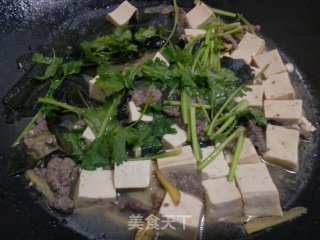裙带菜牛肉豆腐汤的做法步骤：3