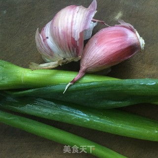 青菜香肠炒饭的做法步骤：1