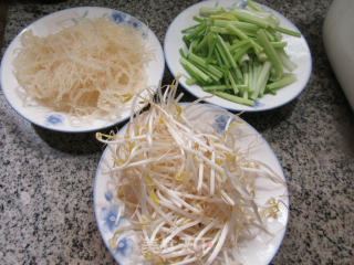芹菜绿豆芽拌石花菜的做法步骤：1