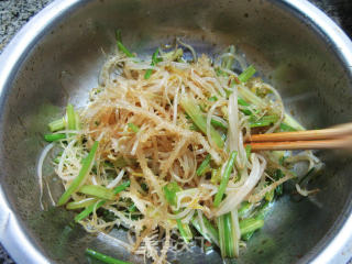 芹菜绿豆芽拌石花菜的做法步骤：8