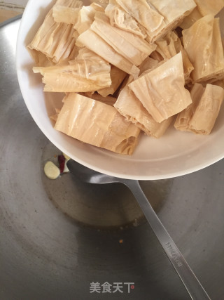 丝瓜炒腐竹的做法步骤：8
