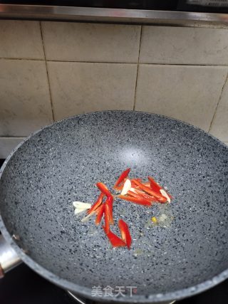 芦笋炒黑木耳的做法步骤：3