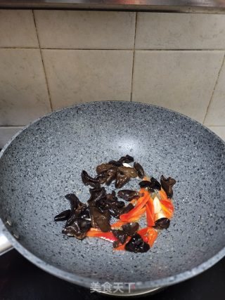 芦笋炒黑木耳的做法步骤：4