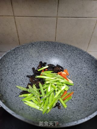 芦笋炒黑木耳的做法步骤：5