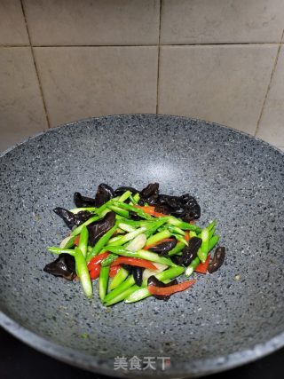 芦笋炒黑木耳的做法步骤：6
