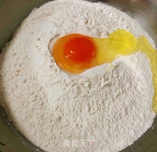 海麻线鲜肉水饺的做法步骤：1