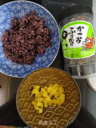 菠萝紫米饭团的做法步骤：1