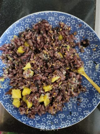 菠萝紫米饭团的做法步骤：3