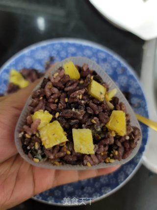 菠萝紫米饭团的做法步骤：4