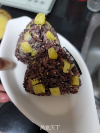 菠萝紫米饭团的做法步骤：5