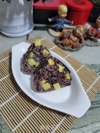 菠萝紫米饭团的做法步骤：7