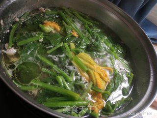 南瓜苗瘦肉煮河粉的做法步骤：4