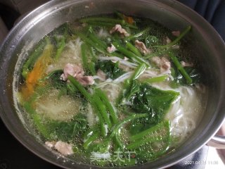 南瓜苗瘦肉煮河粉的做法步骤：5