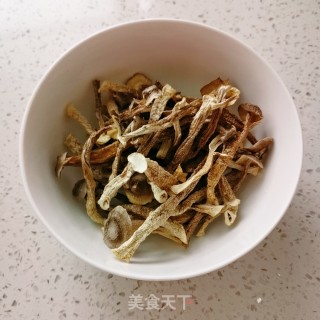 鹿角菇骨头汤的做法步骤：2