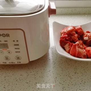 鹿角菇骨头汤的做法步骤：3
