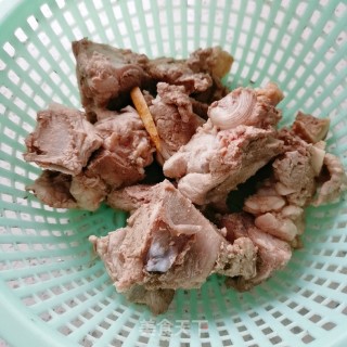 鹿角菇骨头汤的做法步骤：5