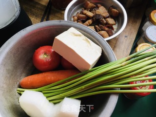 家庭版红烧肉大烩菜的做法步骤：1